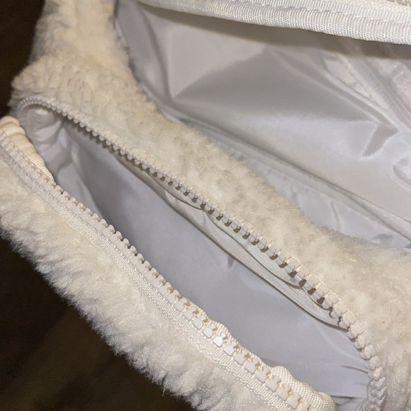 Alo Yoga Sherpa Explorer Fanny Pack Ivory - Picture 6 of 6